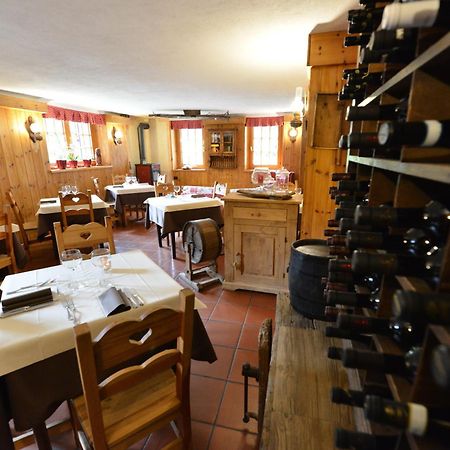 Hotel Petit Dahu - Chambres Et Restaurant 코네 외부 사진