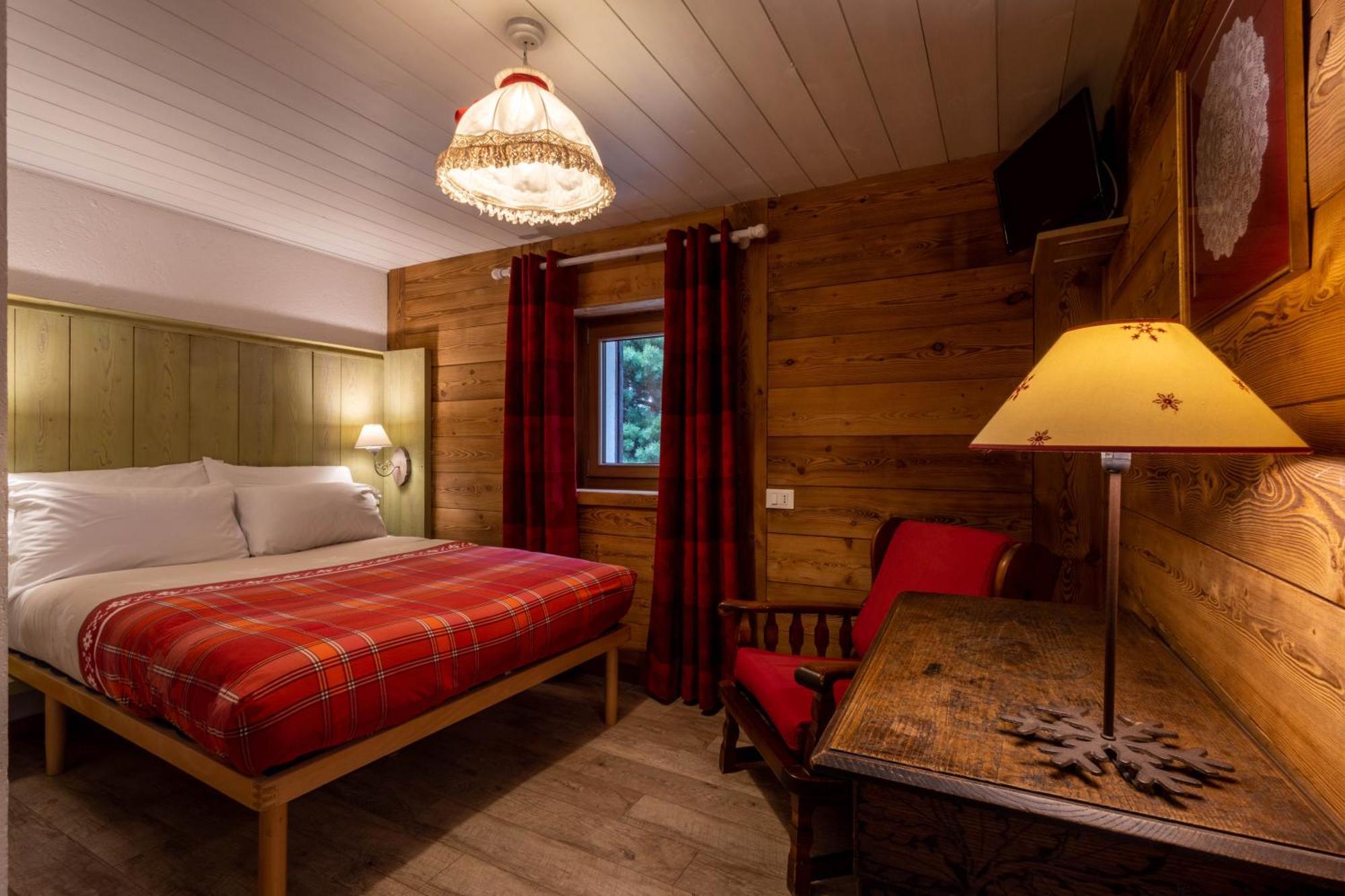 Hotel Petit Dahu - Chambres Et Restaurant 코네 외부 사진