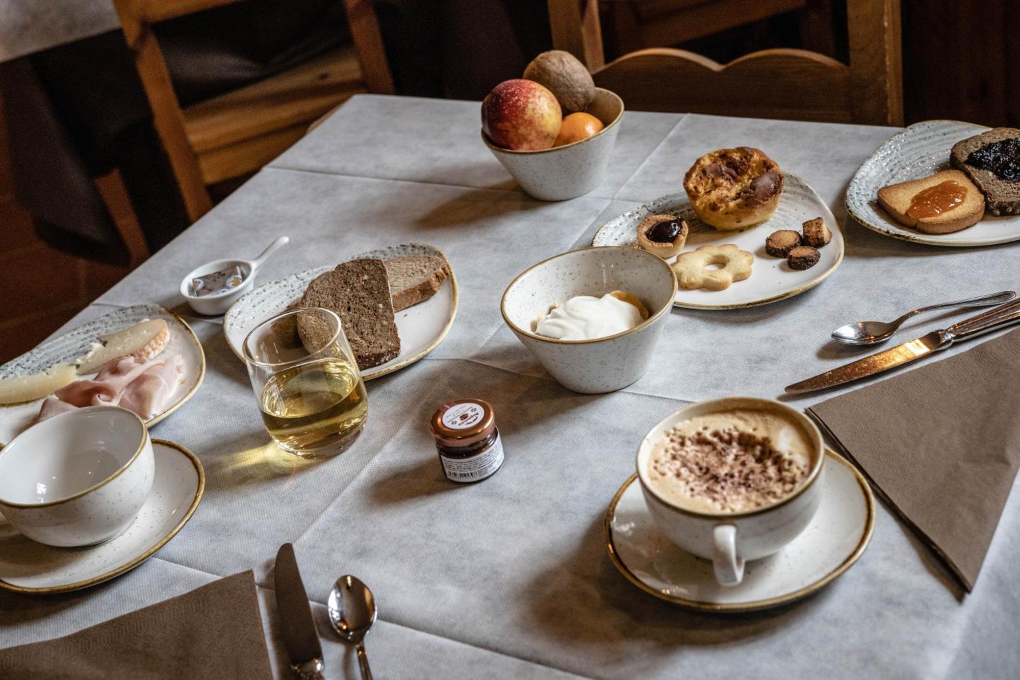 Hotel Petit Dahu - Chambres Et Restaurant 코네 외부 사진